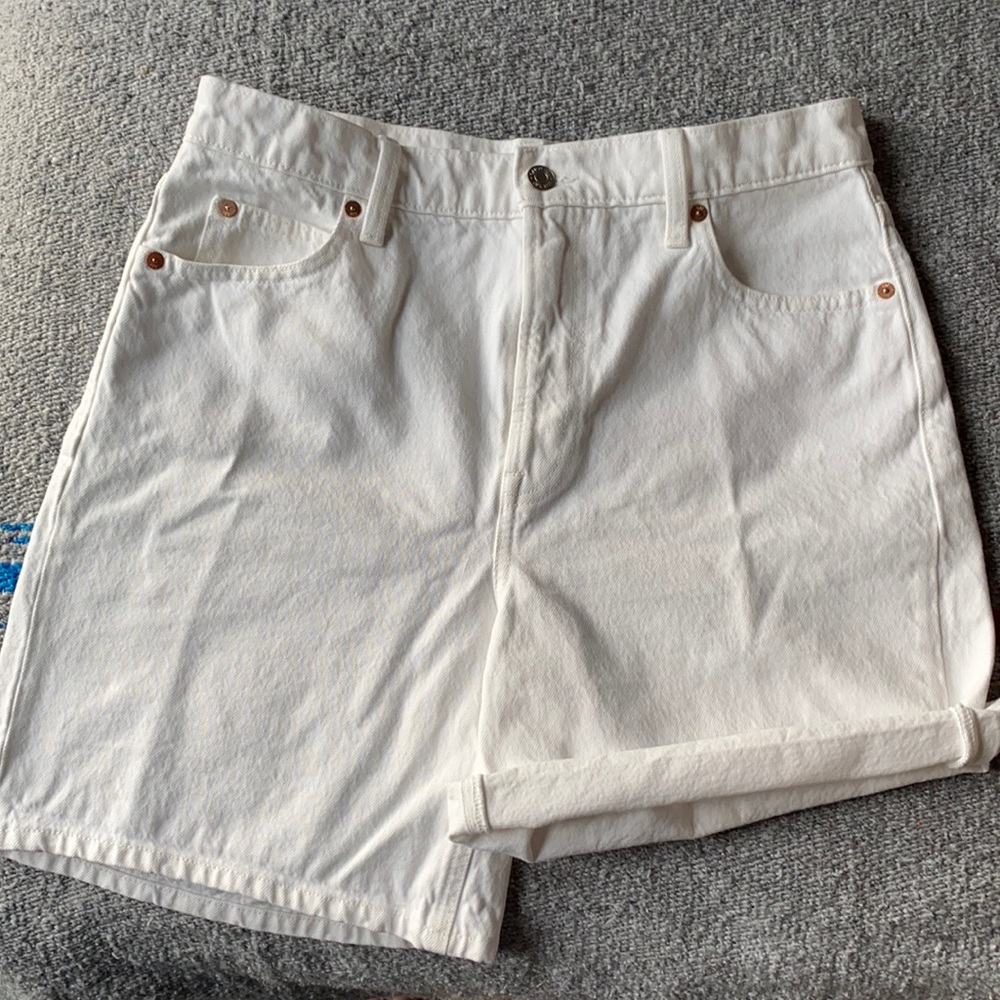 Gap white Mom Jean shorts. Size 10/30.